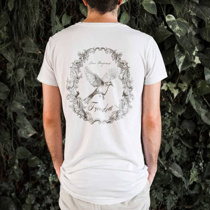 Camiseta Soar Beyond Freedom – Pomba Elegante de Inspiração Vintage por atacado de GoboxPrintCo