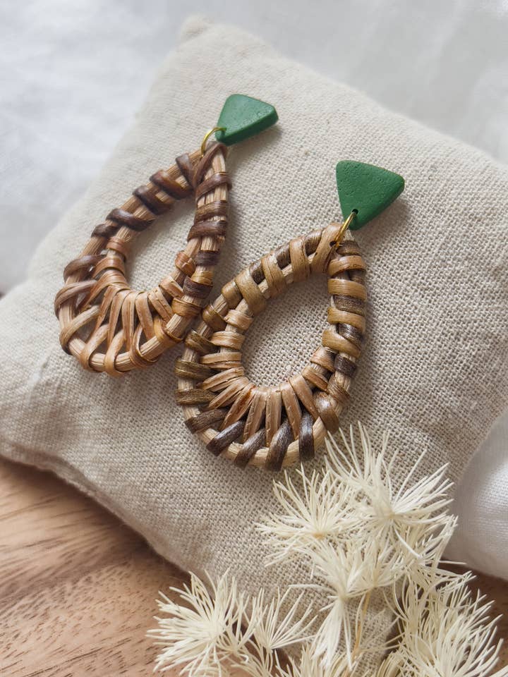 Kol K ✦ Tropiska gröna rottingörhängen för wholesale av KLAEI DESIGN STUDIO