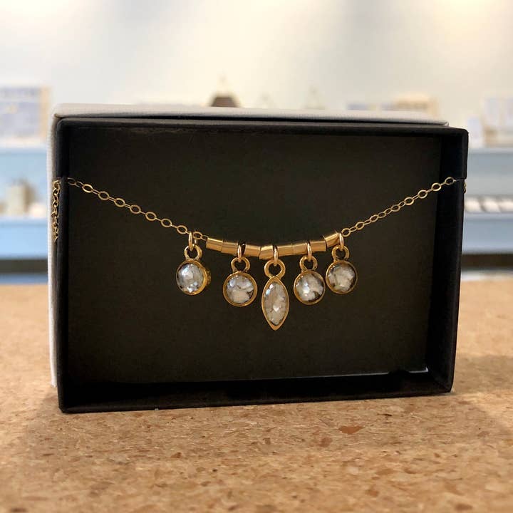 Cinque mini pietre - Madreperla per la vendita all'ingrosso da parte di June & Simple - by Hadas Kol