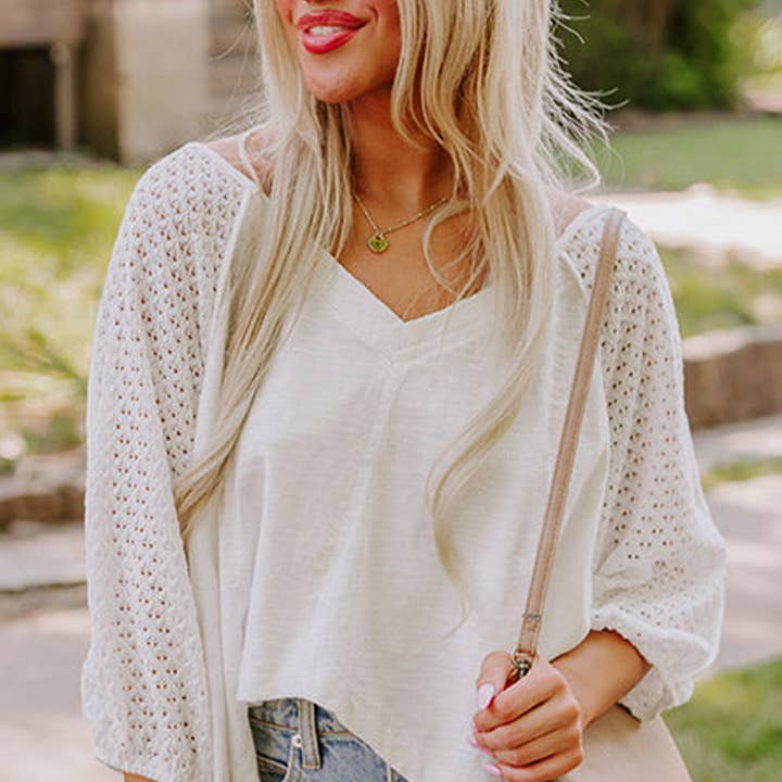 Top blanco de ojales con patchwork, bajo asimétrico, cuello en V y talla grande. para venta al por mayor de SOCALI