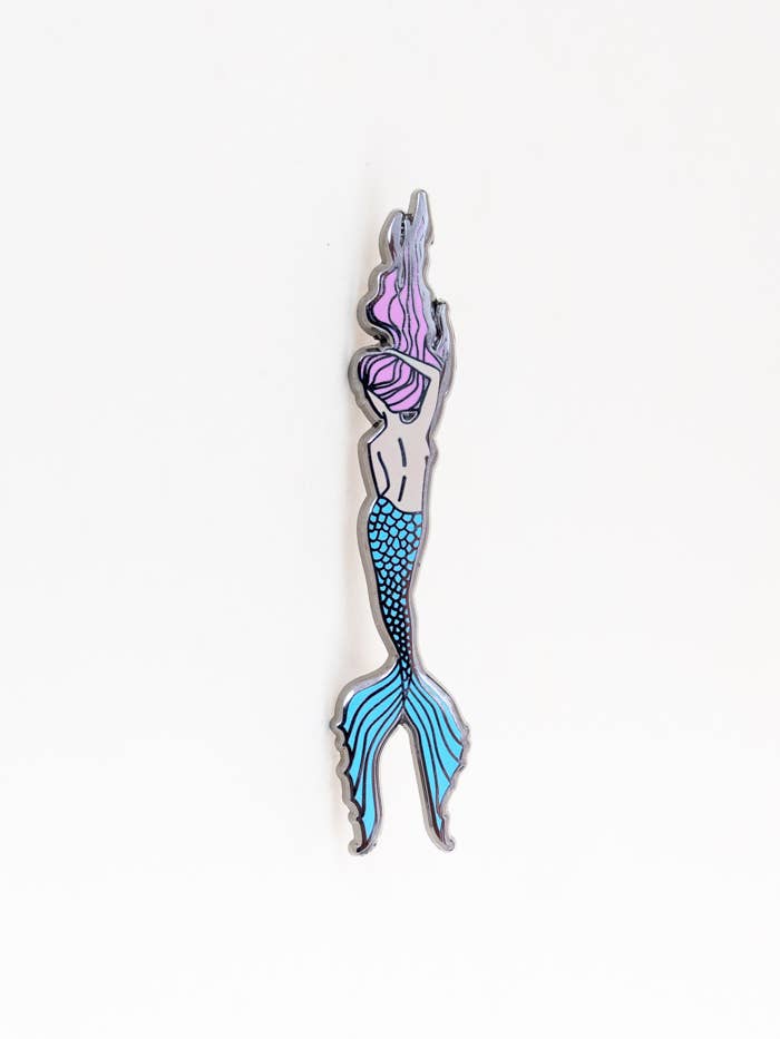 Spilla smaltata - Drifter Mermaid per la vendita all'ingrosso da parte di Wings Hawaii