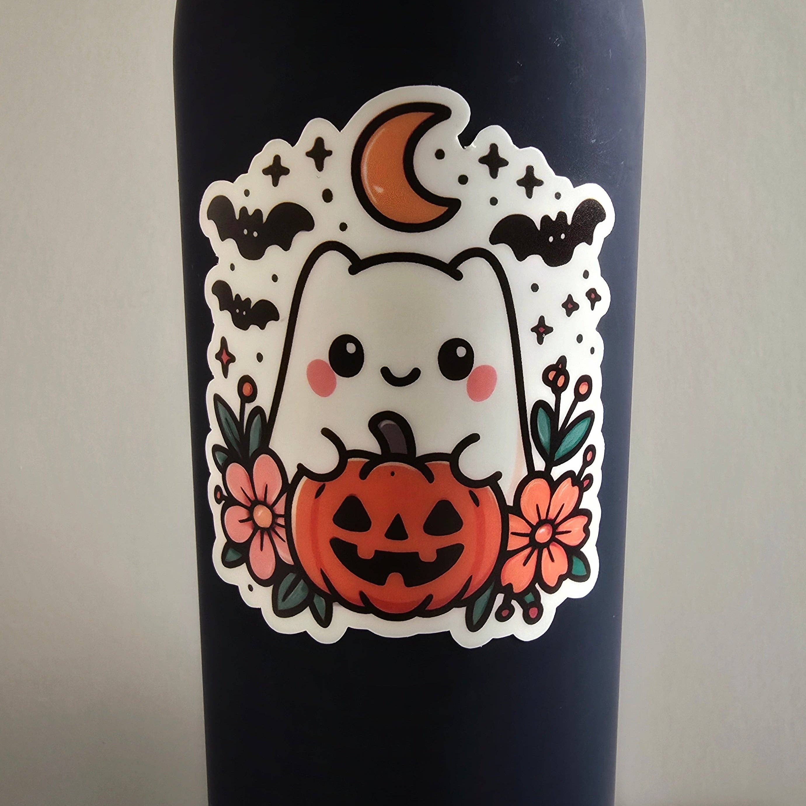 Designs by Mysh – Engroshandel Klistermærke – Sød Halloween-spøgelsesklistermærke – Vinyl-udskåret spøgelse med græskar, blomster og flagermus (3”)2