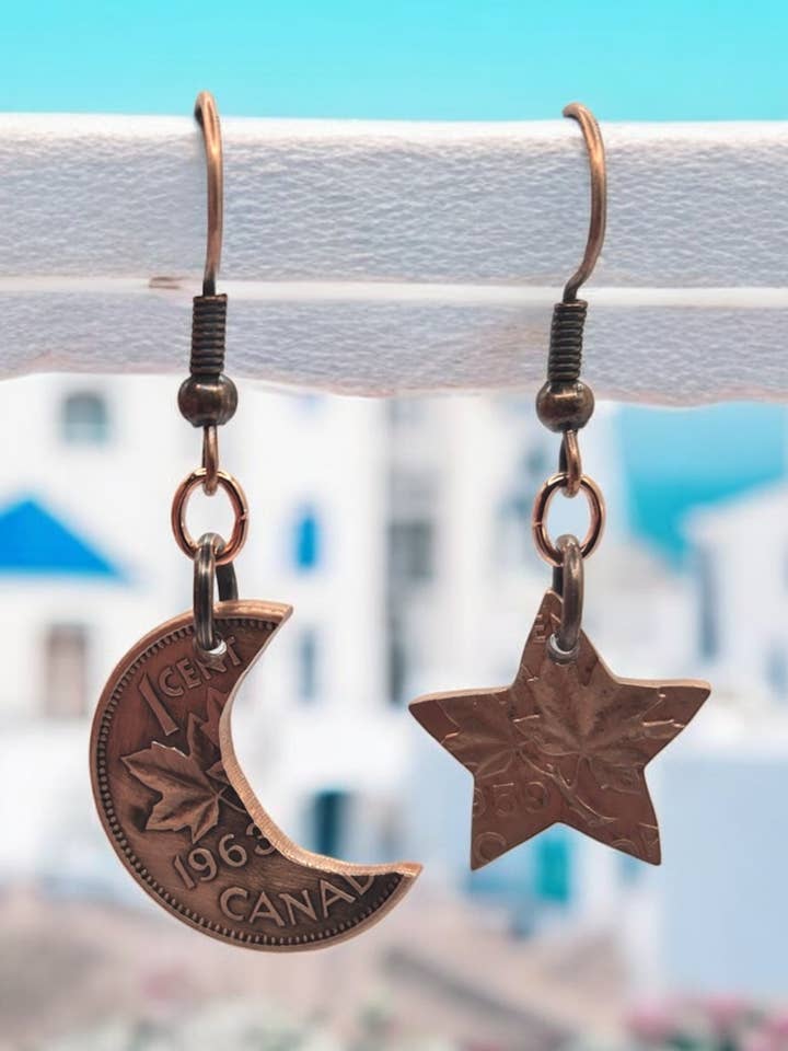 Boucles d'oreilles Celestial Penny. Lune et étoiles dépareillées. pour la vente par Lost Things Artisan Jewelry