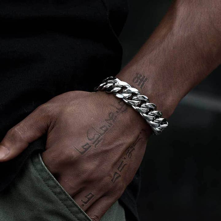 Pulseira Cubana de Aço Inoxidável Hip Hop com Fecho de Mola e outras tendências em Compre correntes aço inox B2B. Devoluções gratuitas e condições de pagamento a 60 dias na Faire na Faire.