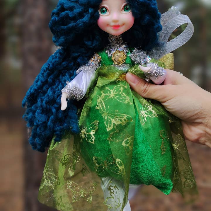 tutti i colori dell'arcobaleno Bambola Green Forest Fairy fatta a mano in vendita all'ingrosso su Faire1
