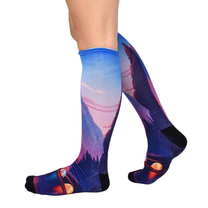 Chaussettes unisexes écologiques montantes avec motif de camping pour la vente par Sierra Socks