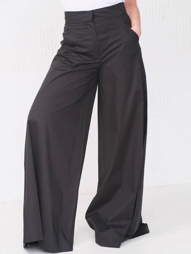 Pantaloni con gonna nera da donna per la vendita all'ingrosso da parte di MERCES