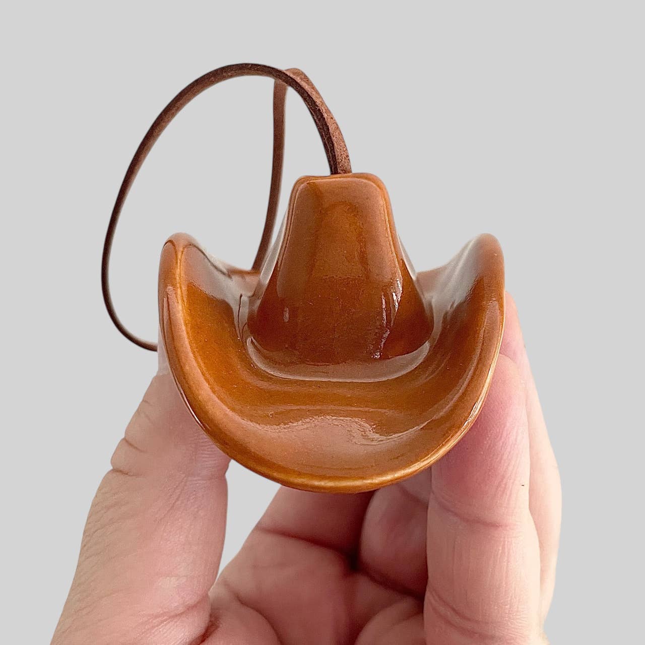 Mudpuppy Ceramic Studio – wholesale Prydnad – Keramisk cowboyhattprydnad — sadelbrun2