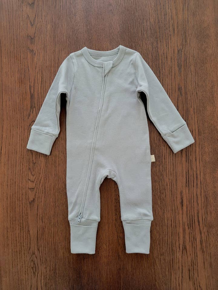 Combinaison nouveau-né : gris neutre pour la vente par TØY