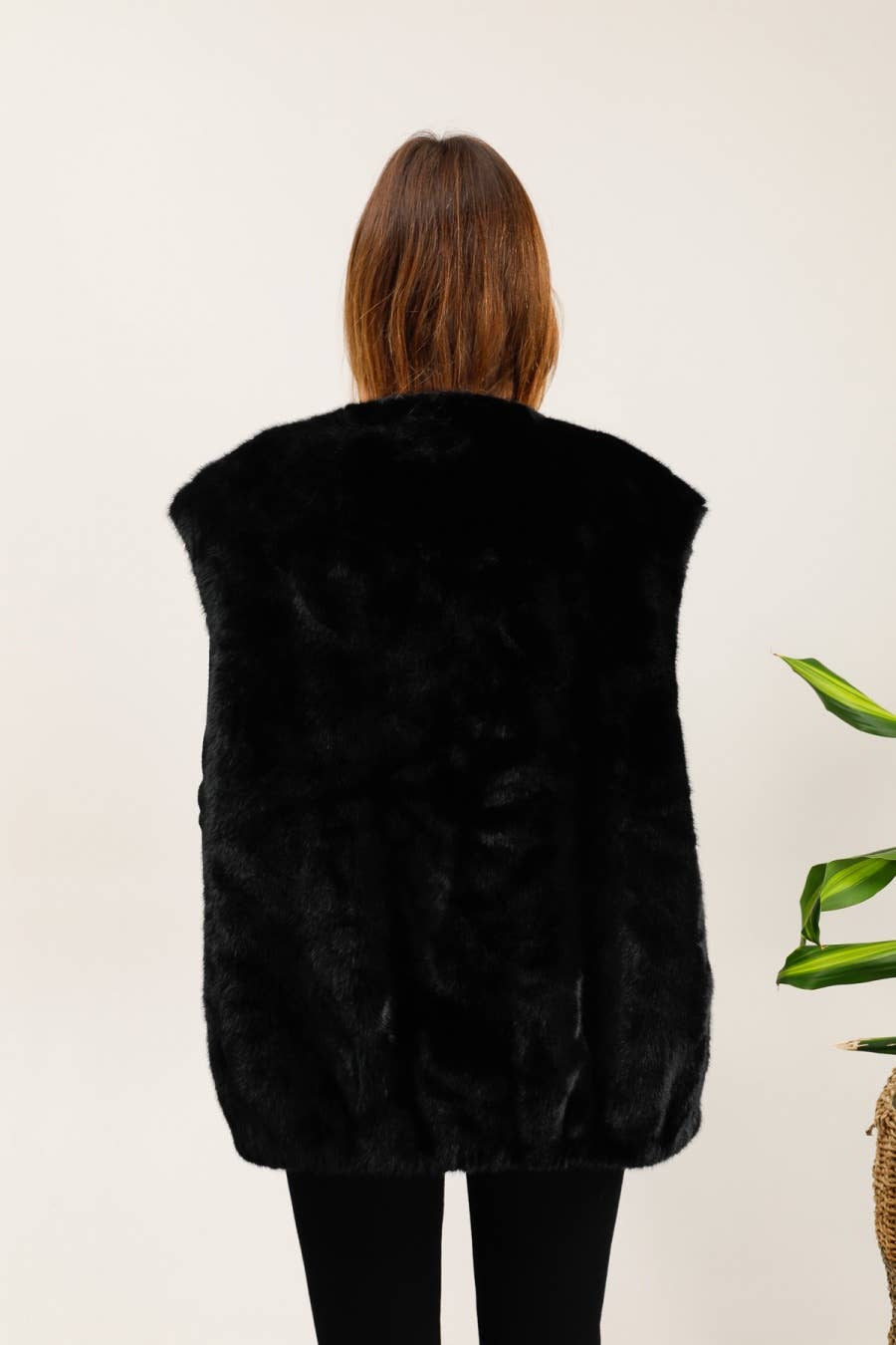 MOOYA - Wholesale Outerwear Vest - Women's - Oversized sleeveless faux fur vest - DD0054