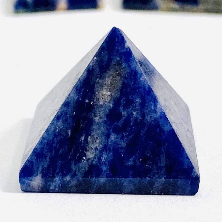 Kristalsodalietpiramide (2 BRUINE SHELF-04) voor wholesale door Rock Paradise