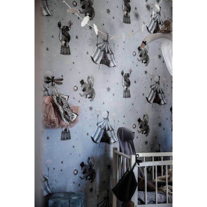 Mrs Mighetto – Engroshandel Tapetrulle – Circus Mighetto tapet i blågrå1