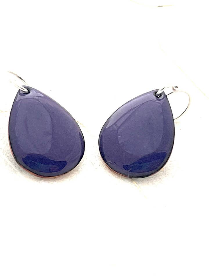 Orecchini piccoli a goccia, orecchini in smalto viola scuro per la vendita all'ingrosso da parte di Magpie Mouse Studios