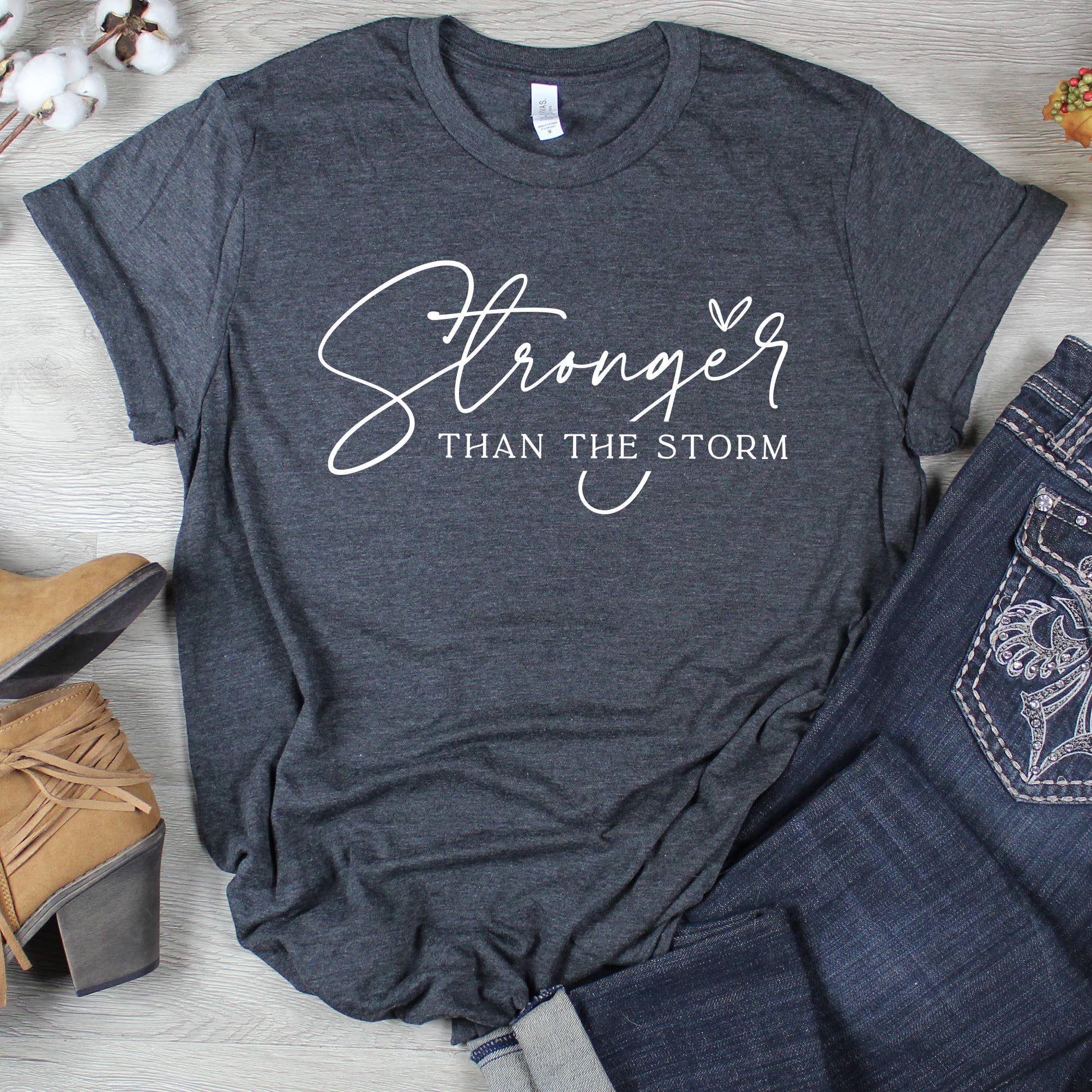 Down Home Tees - Vendita all'ingrosso Maglietta serigrafata - Donna - Maglietta ispiratrice Stronger Than The Storm Faith2