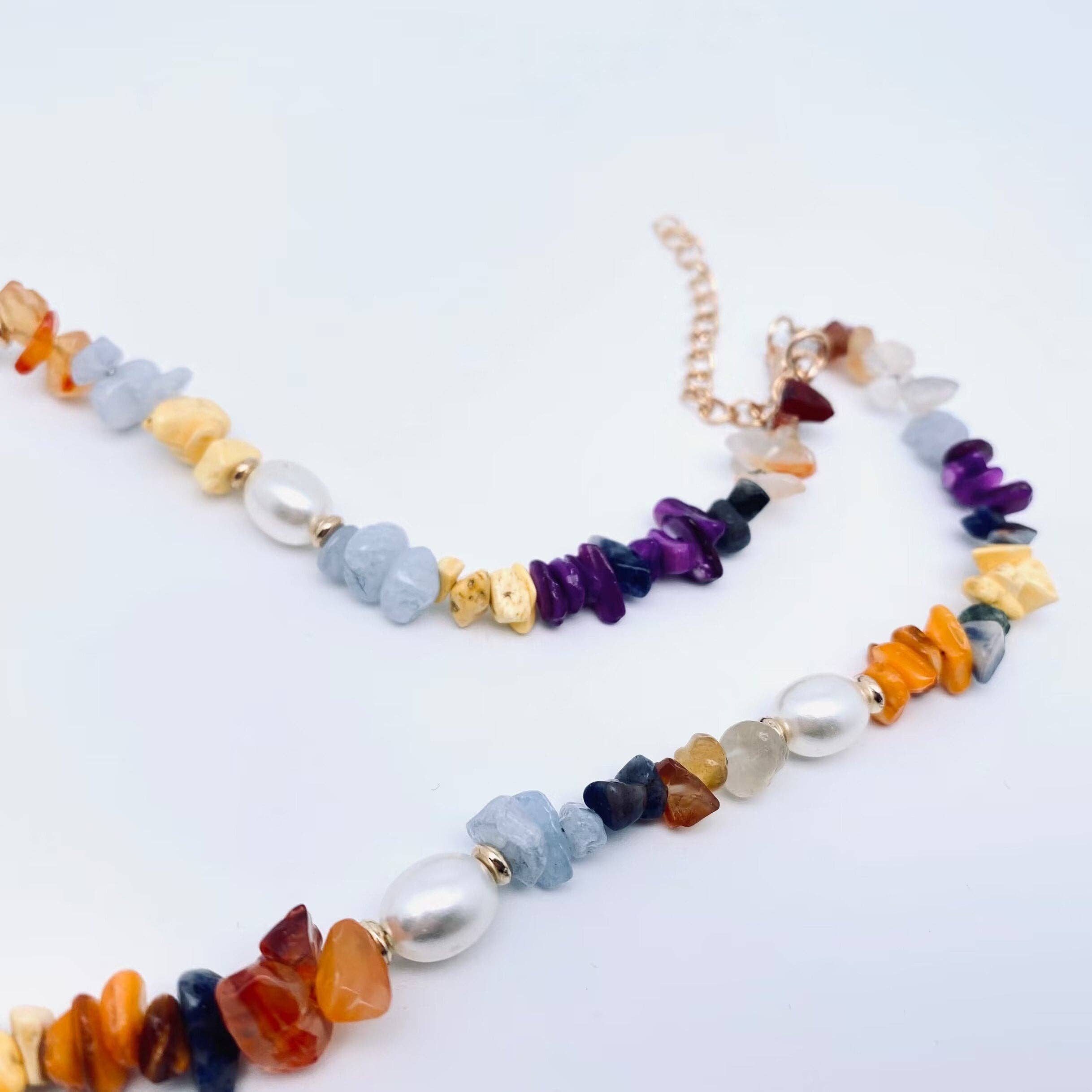 Coloré Collier ras du cou en perles de gravier naturel coloré en vente sur Faire1