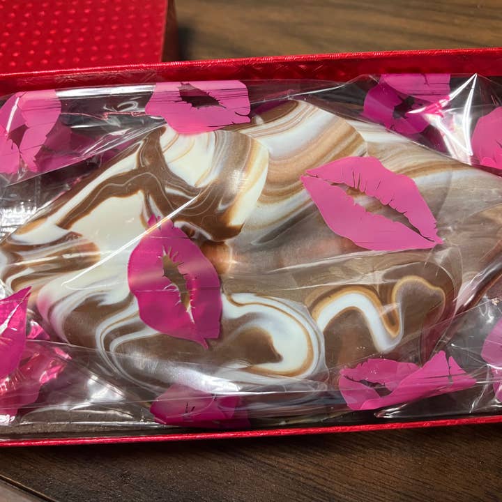 Design marmorizzato di labbra di cioccolato di San Valentino per la vendita all'ingrosso da parte di Bear Creek Candy Kitchen