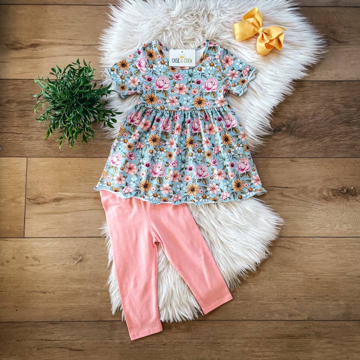 Ensemble capri floral bleu pastel de Case & Crew pour la vente par Wellington Design Co.