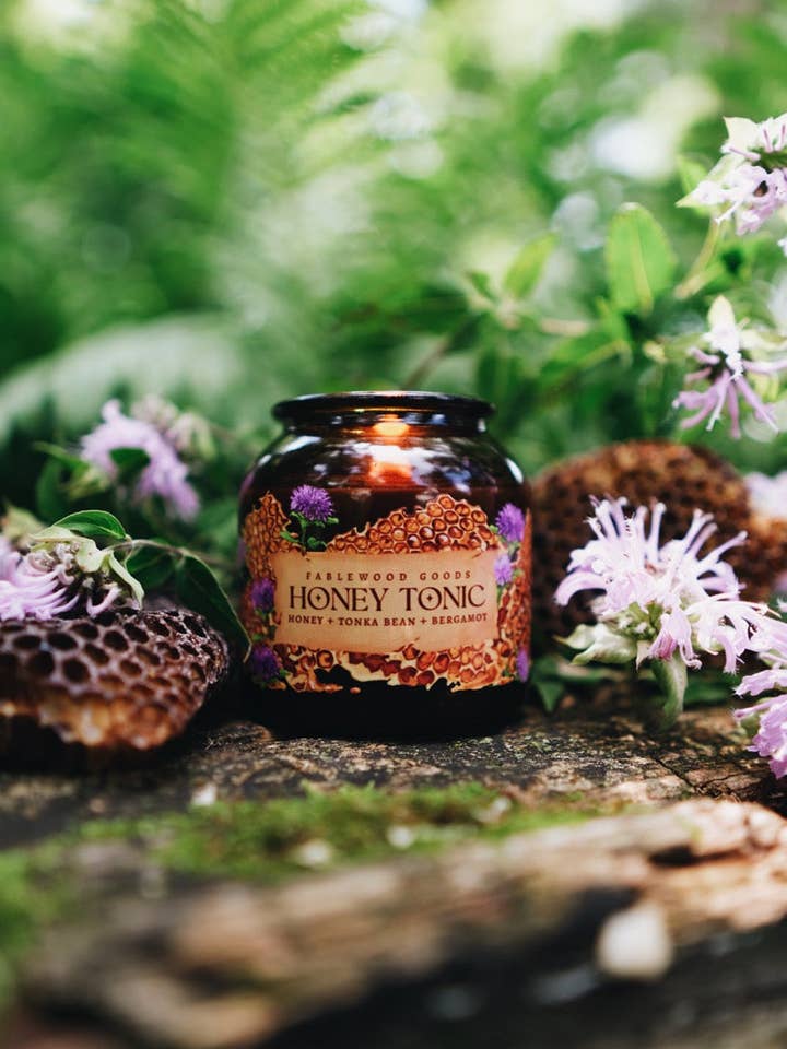 Tónico de Mel | Vela de Soja de 8oz em Frasco de Farmácia | Bergamota Selvagem, Mel e Tonka por atacado de Fablewood Goods