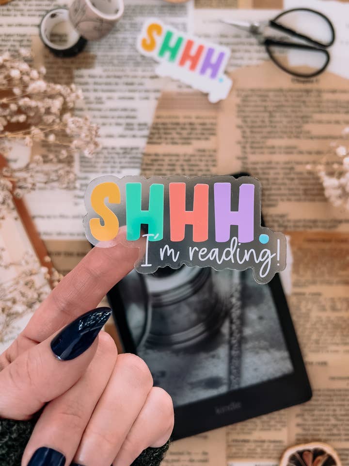 Chut, je lis un autocollant arc-en-ciel, 3x1,5 pouces pour la vente par Twelfth Pine