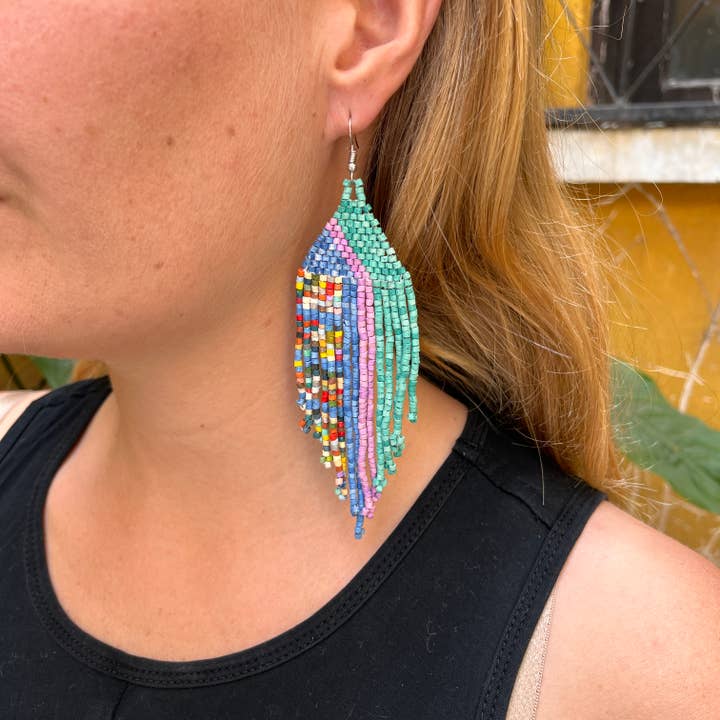 Boucles d'oreilles colorées en perles au design ombré et multicolore pour la vente par Los Colores de la Tierra