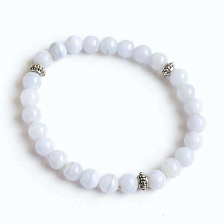 Bracelet empileur maigre calcédoine bleue pour la vente par Love N’ Lava Designs