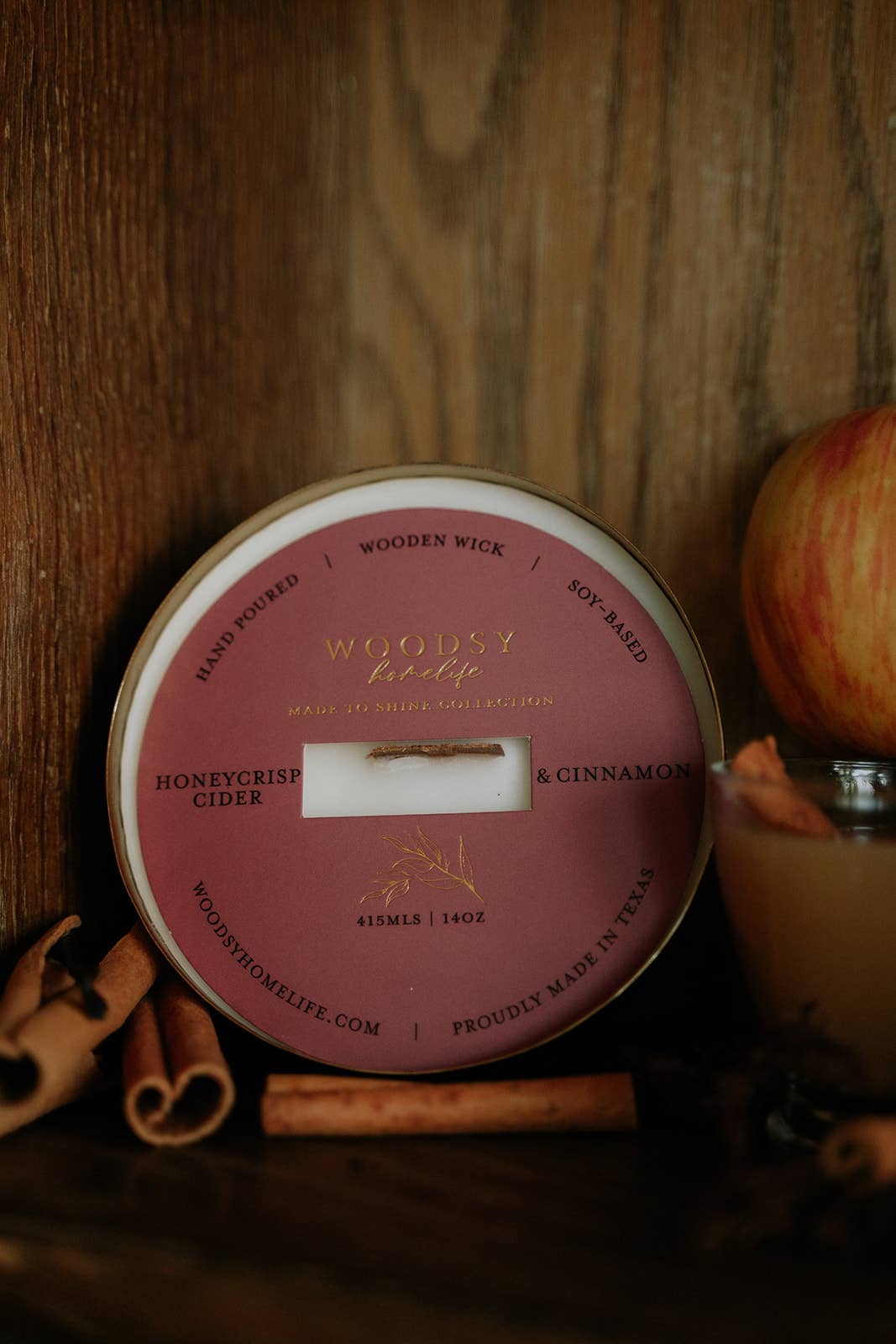 Woodsy Homelife – Vela em jarro/copo por atacado – Honeycrisp Cidra e Canela - Vela de Soja Pura 14oz em Latão Sólido