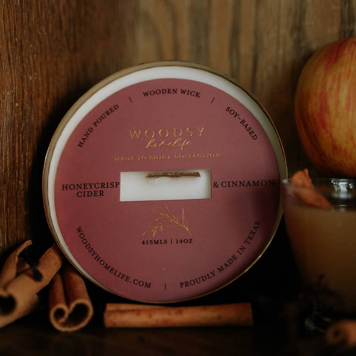Woodsy Homelife – Vela em jarro/copo por atacado – Honeycrisp Cidra e Canela - Vela de Soja Pura 14oz em Latão Sólido0