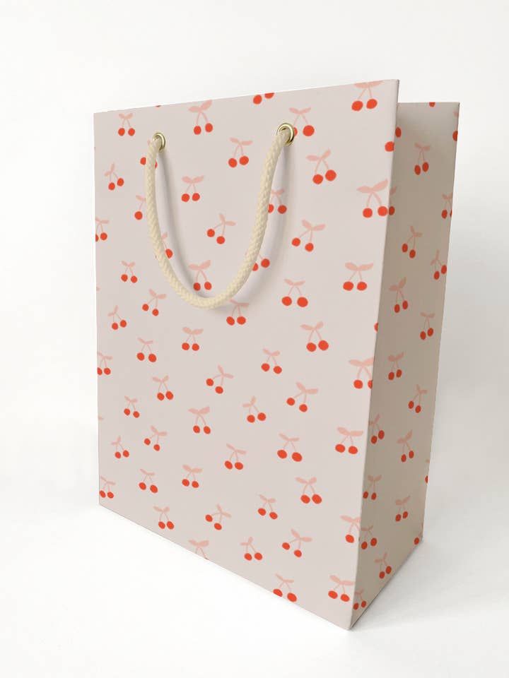Presentpåse med körsbär | Flätat rephandtag | Förstklassigt matt papper | Sommarens körsbär för wholesale av This Little Paper Shop