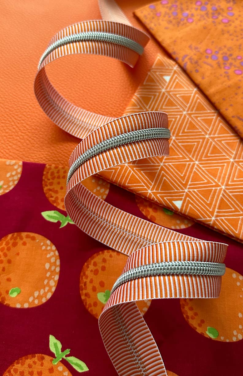 Sassafras Lane Designs - Vendita all'ingrosso Attrezzature per lavoretti e fai da te - Nastro con cerniera a strisce arancioni con denti in nichel1