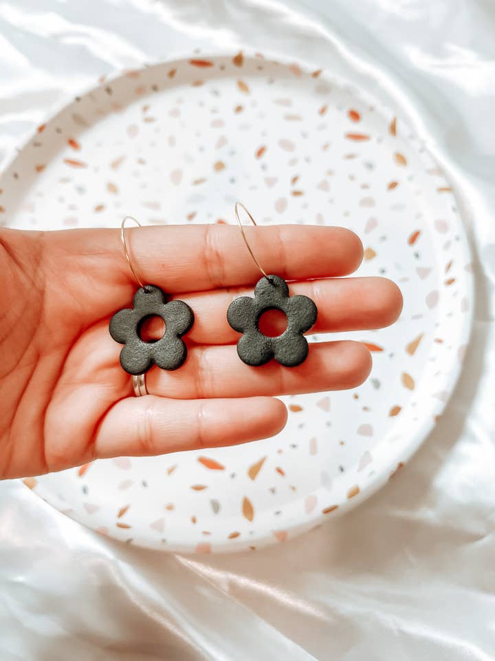 Créoles de boucles d'oreilles en pâte polymère à fleurs noires pour la vente par Belu Designss