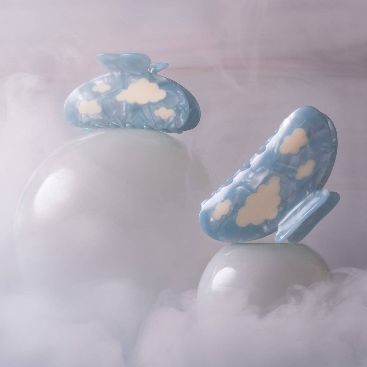 WINONA IRENE – Großhandel Haarclip – Damen – Lucy Haarspange aus Azetat in Himmelblau mit weißen Wolken3