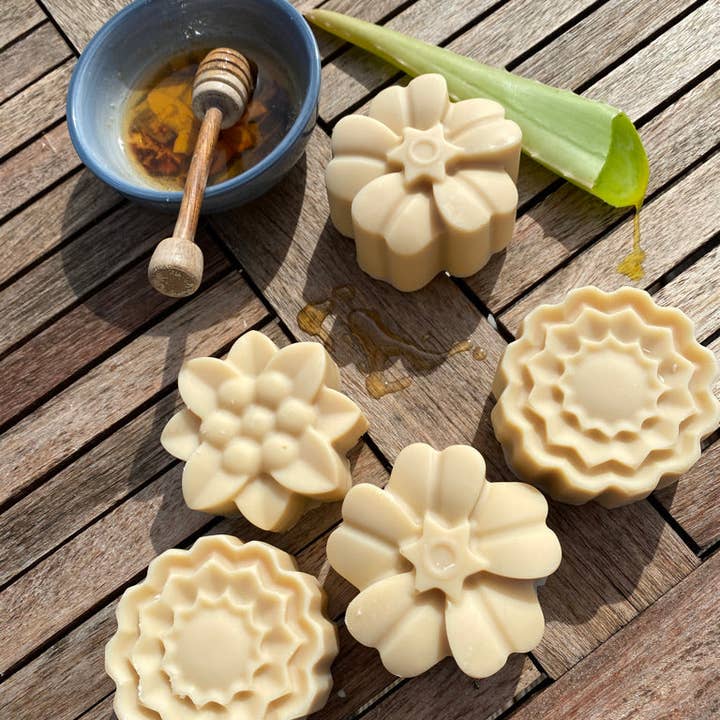 Cinnamon Quills - Wholesale Shampoo Puck/Solid Shampoo - Solid Shampoo Bar - Manuka Honey & Goat’s Milk