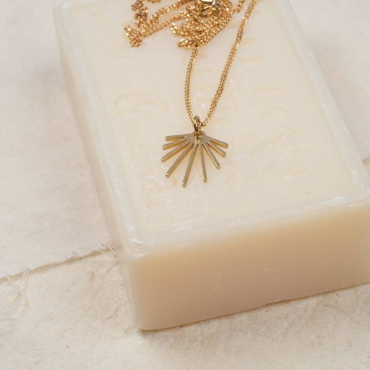 BRASSCAKE Jewelry – Engroshandel Halskæde med vedhæng – FELI halskæde// bæredygtig, halskæde, guld, messing