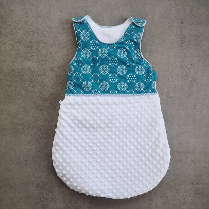 Gigoteuse nuage Trègle turquoise pour la vente par Eugénie Design