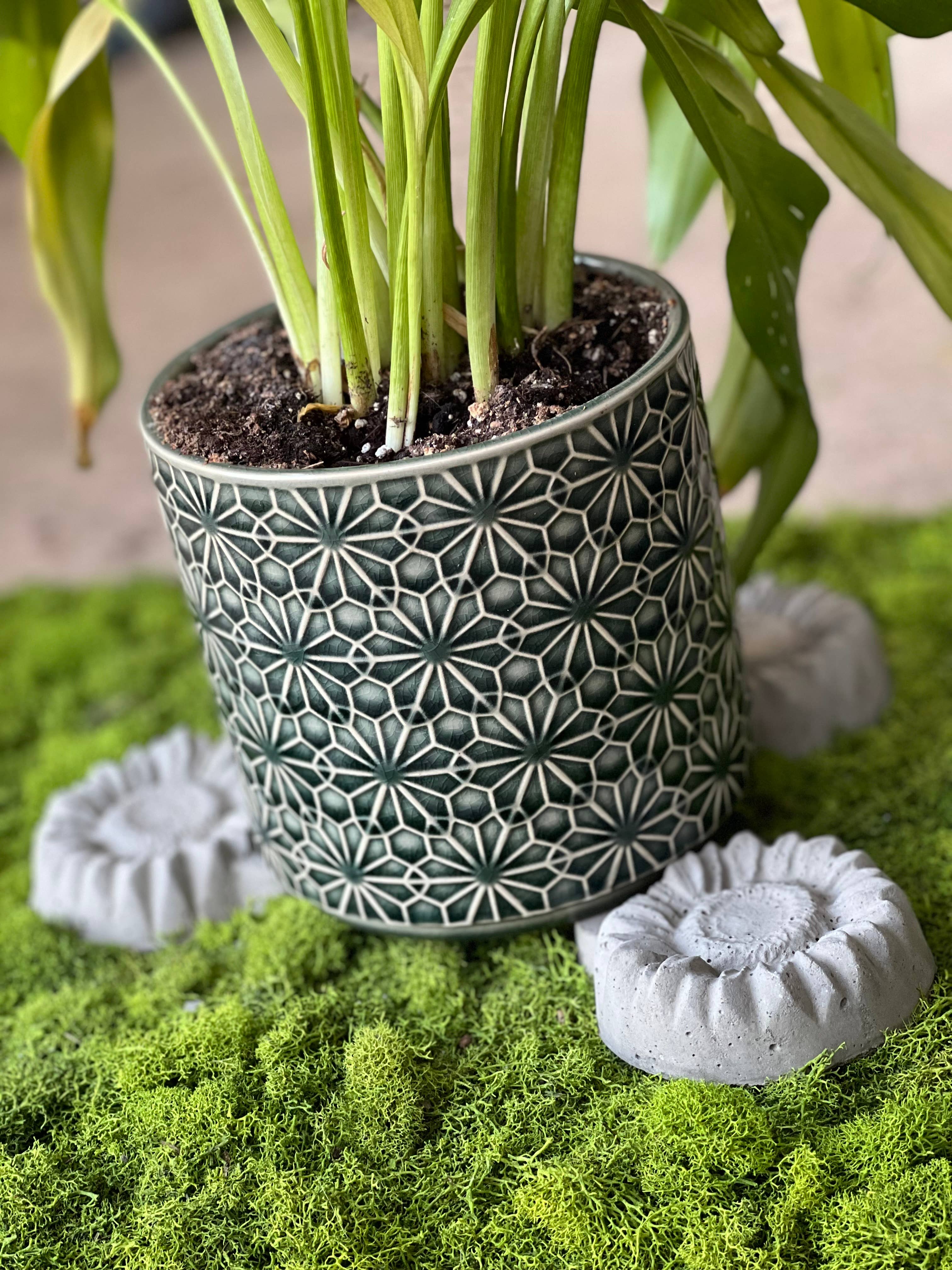Backyard Stone Art - Wholesale Plant Pot - Sunflower Concrete Garden Pot Feet Planter Feet Risers4