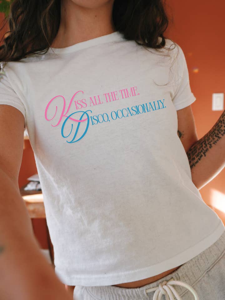 Beijo & Disco Baby Tee por atacado de Pop Cultur'd Co.