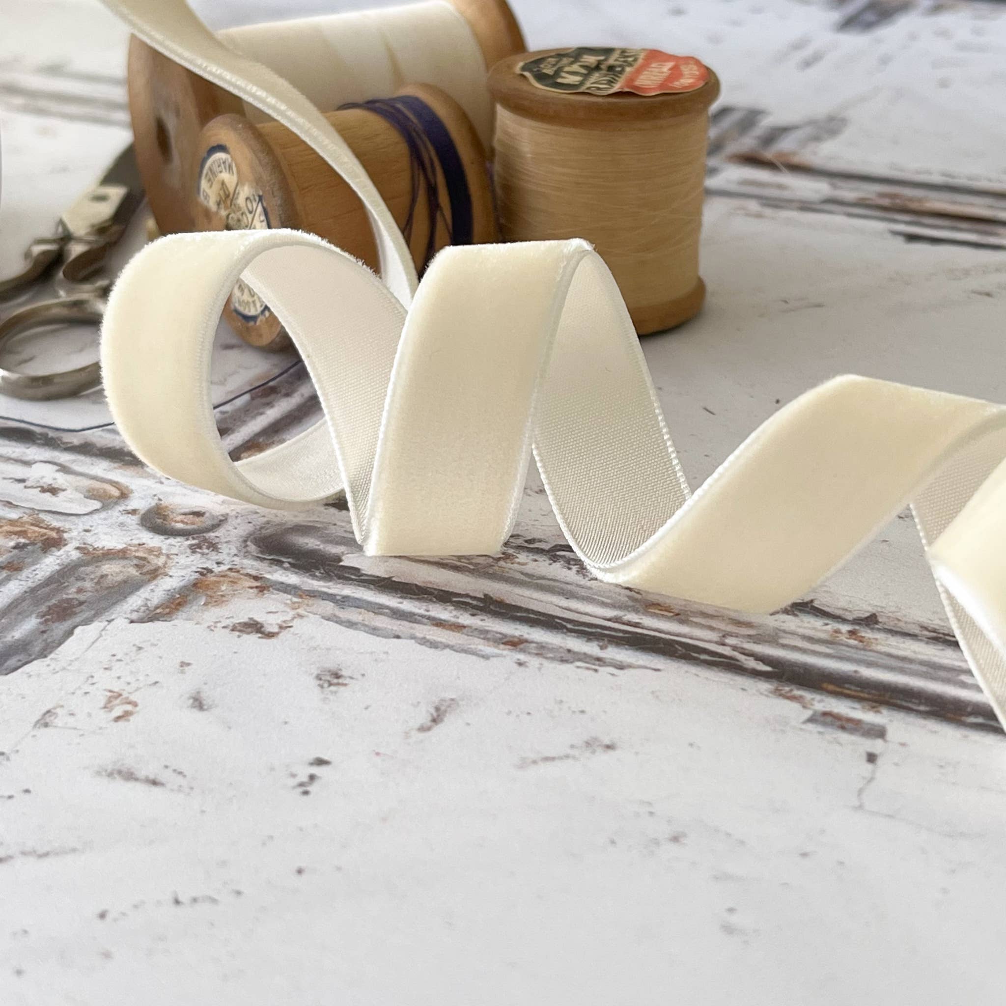 Imaginediy - Wholesale Ribbon – Gift wrapping - Ivory Velvet Ribbon 25mm  - 3 Meter Roll1