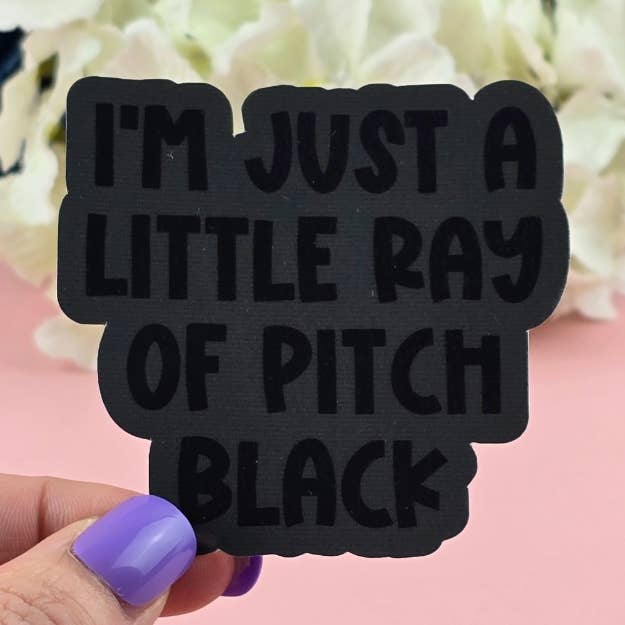 Vandtæt klistermærke - Bare en lille stråle af kulsort - Sarkastisk klistermærke - Sjovt klistermærke - Frækt for engroshandel hos The Grumpy Tortoise