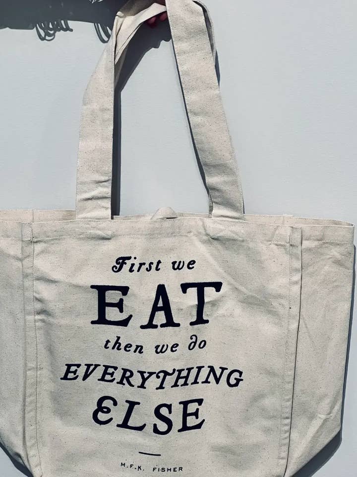 NOUVEAU ! Sac de marché en coton biologique "D'abord, on mange" pour la vente par Bella Cucina Artful Living