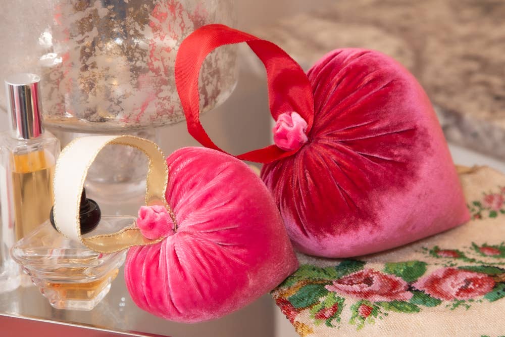 Hot Skwash - Wholesale Decorative Tabletop Object - Medium Guava Ribbon Heart2