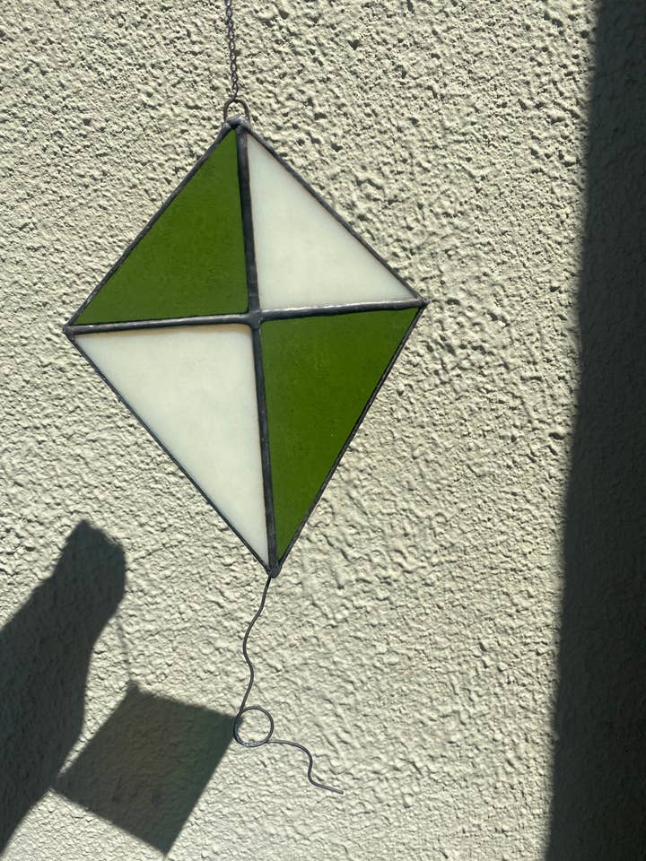 Målat glas Kite Suncatcher för wholesale av Made By Rheal