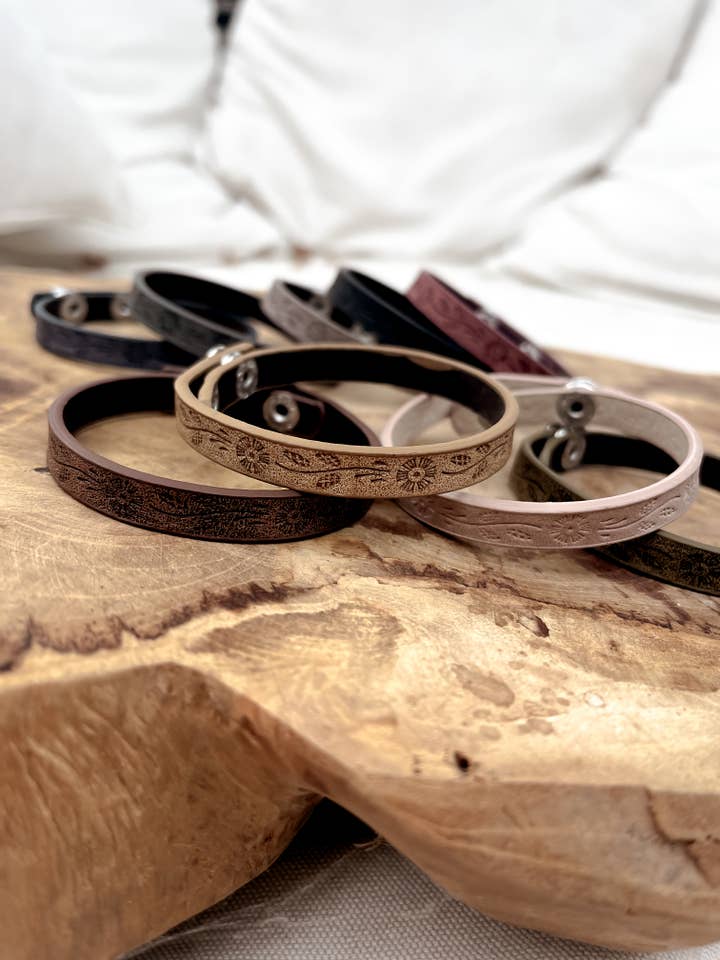 BIJOUX FEMME - Bracelet simili cuir fleurs embossées pour la vente par NATURE ET LIN