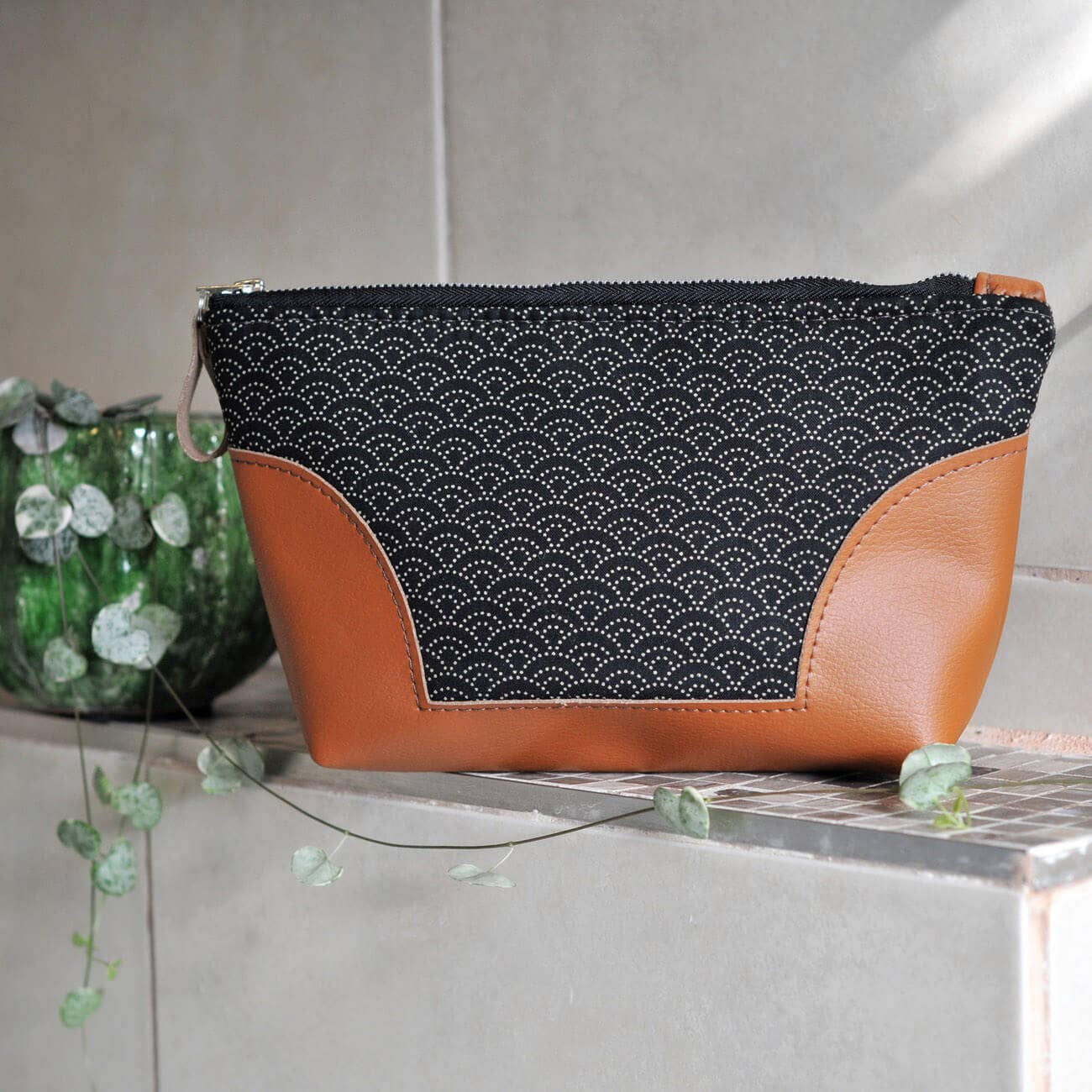 Lauren Holloway - Wholesale Toiletry Bag - Women's - Toiletry Bag - Black Japanese Wave3