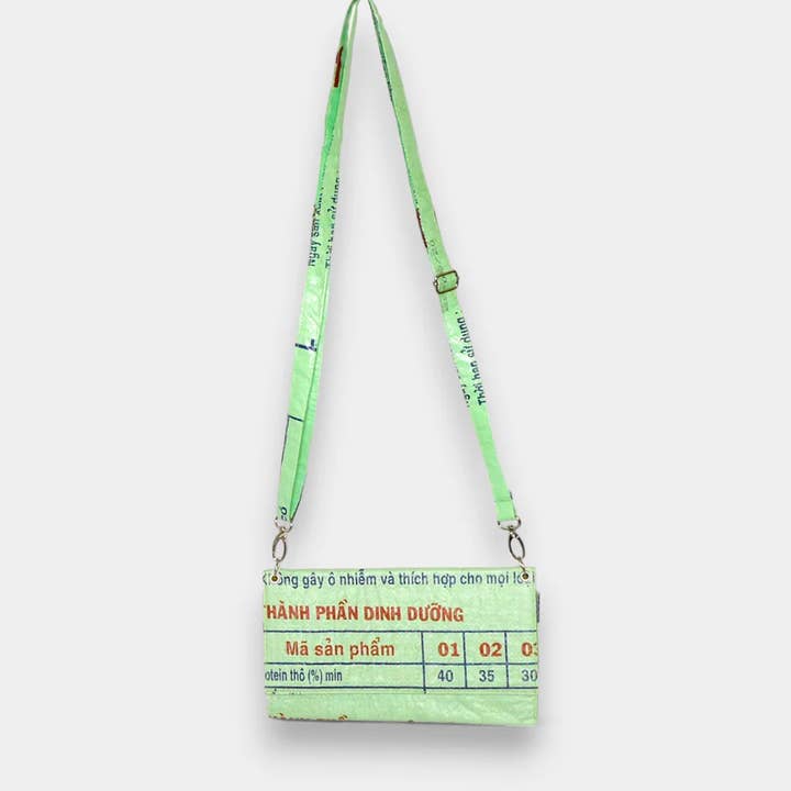 SIMPLE | Pochette durable en vert clair pour la vente par REFISHED fair fashion