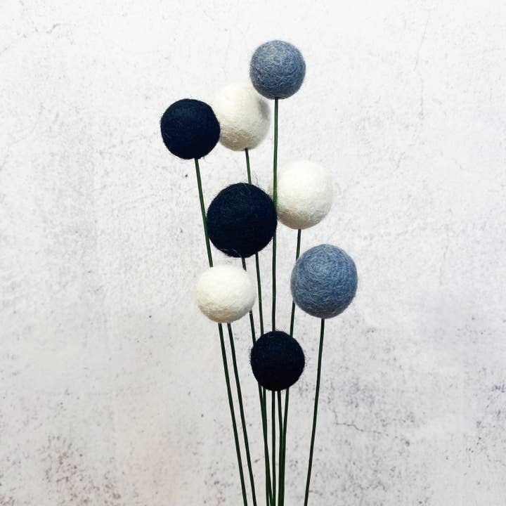 Set med 8 filtade ullblommor bukett midnatt monokrom för wholesale av Oakwind Hollow