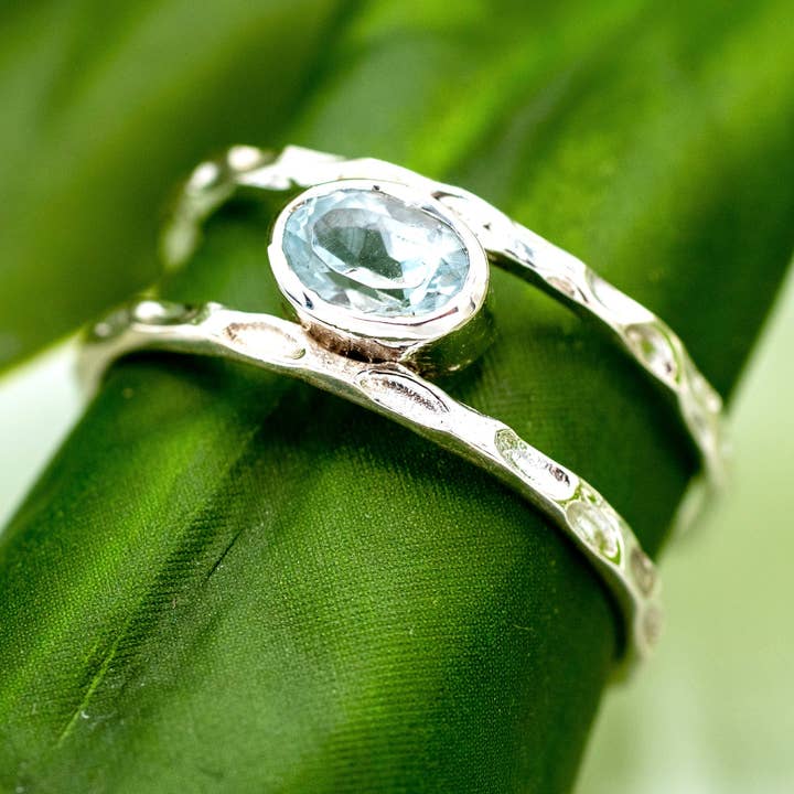 Bague ouverte en topaze bleue martelée pour la vente par Baizaar