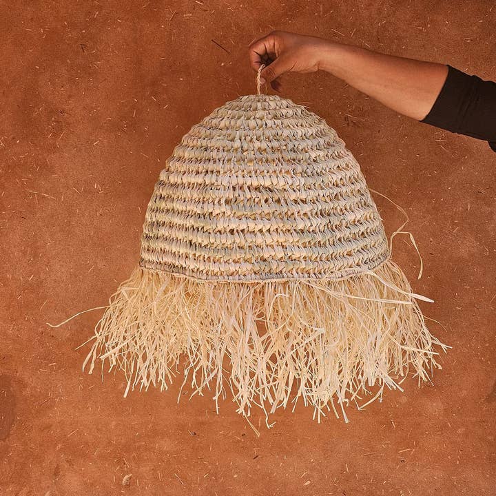 Hanglamp van strobal met raffia franjes, Marokkaanse lamp voor wholesale door Moroccan Natural bazaar