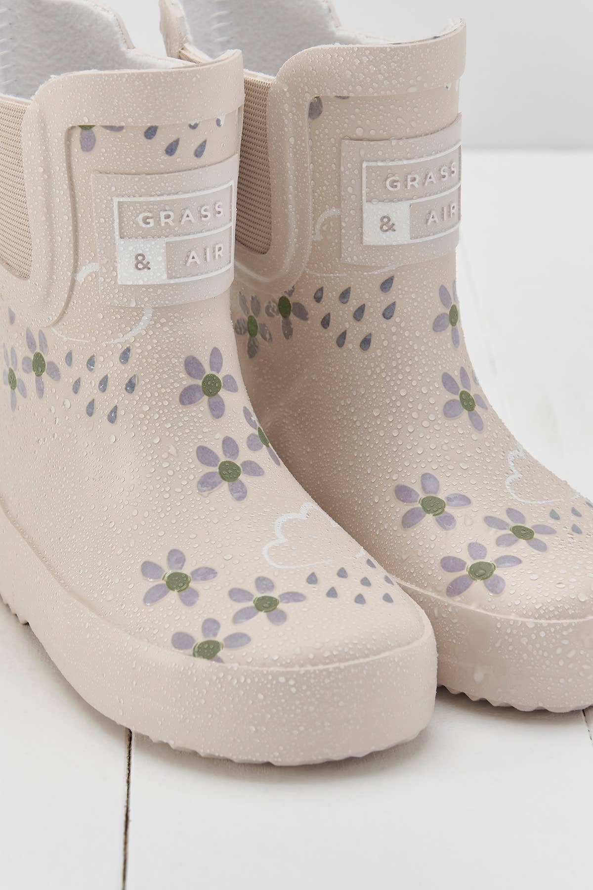 Grass & Air – wholesale Rain Boots – Child – Pampas Cream Floral Short Colour-Changing Kids Wellies1