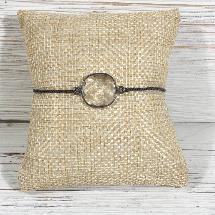 Bracelet coulissant avec breloque en véritable cristal de quartz pour la vente par VB&CO Designs Handmade Jewelry