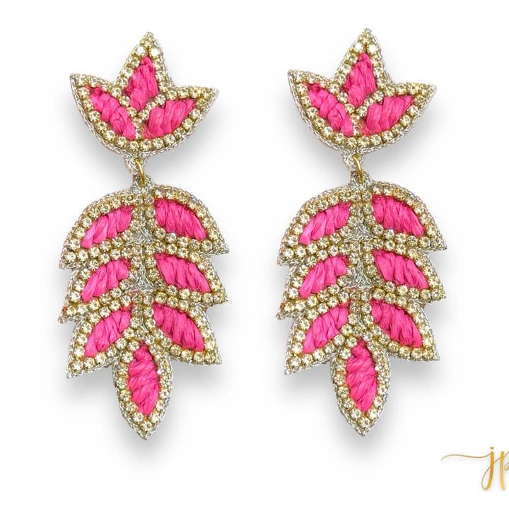 Eloise donkerroze oorbellen van raffiablad met strass voor wholesale door Jenny Patrick Designs â„¢
